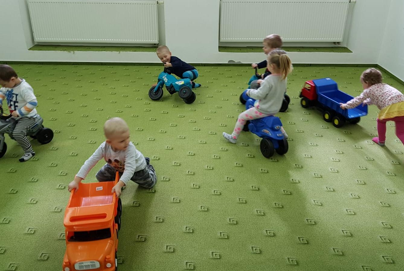 Broučci: v tělocvičně je to prima!!! - 12