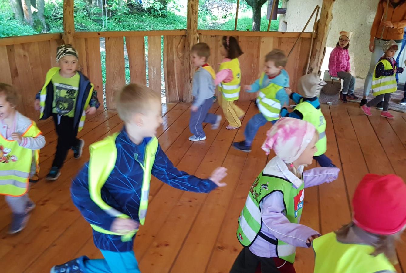 Vycházka za jeleny a návštěva lesní školky - 18