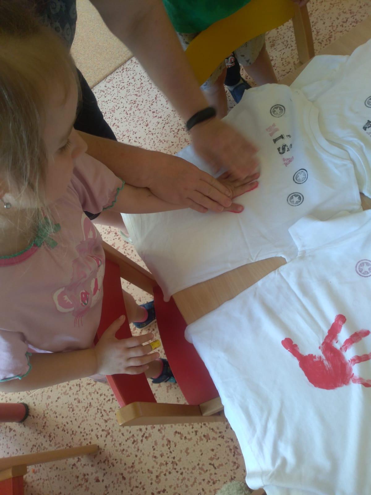 "Výroba" triček ke DNI DĚTÍ - 30