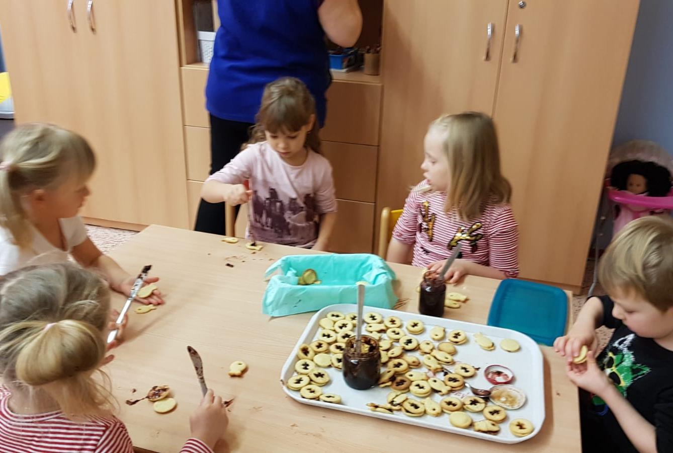 Zdobení perníčků a slepování lineckého - 1