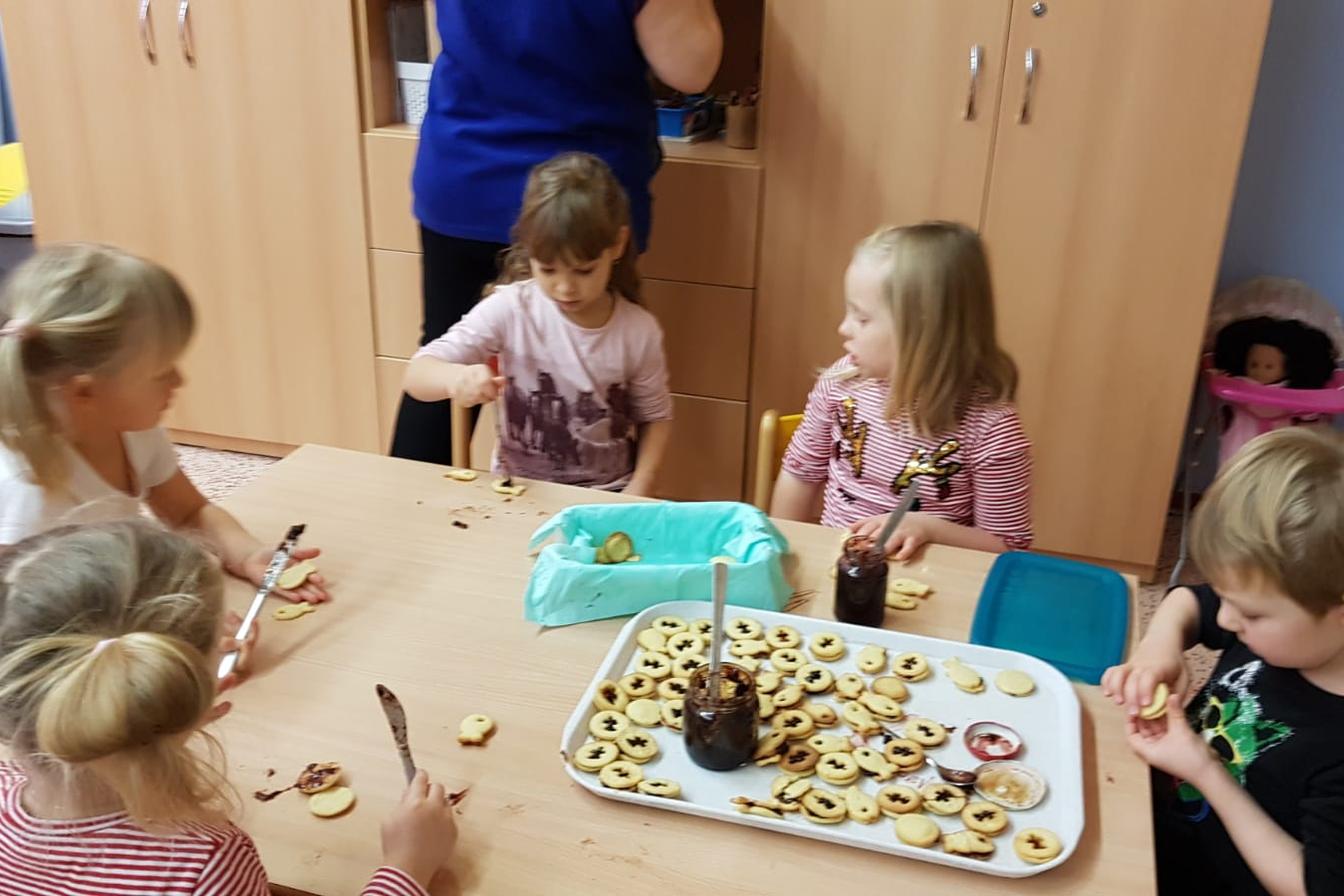 Zdobení perníčků a slepování lineckého