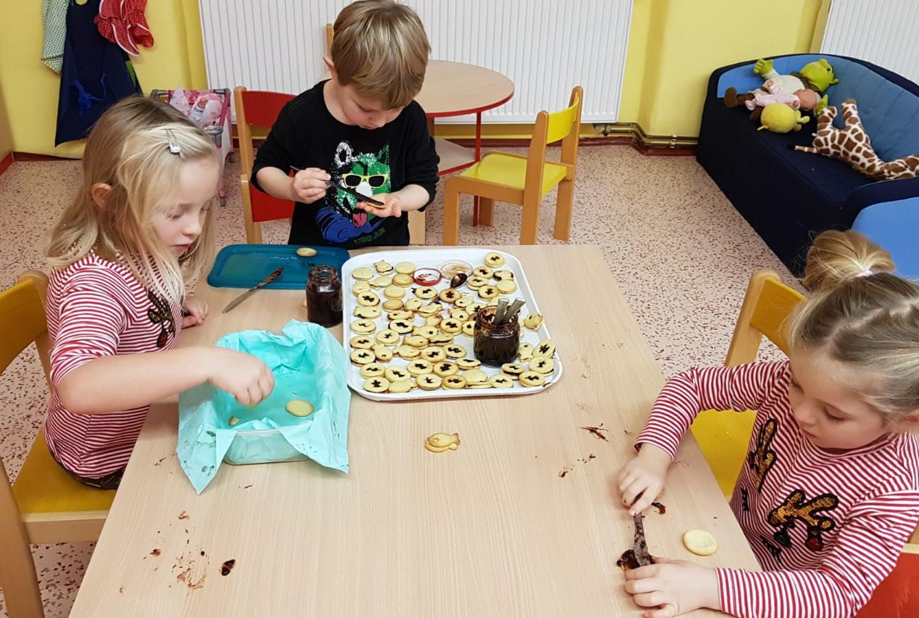 Zdobení perníčků a slepování lineckého - 5