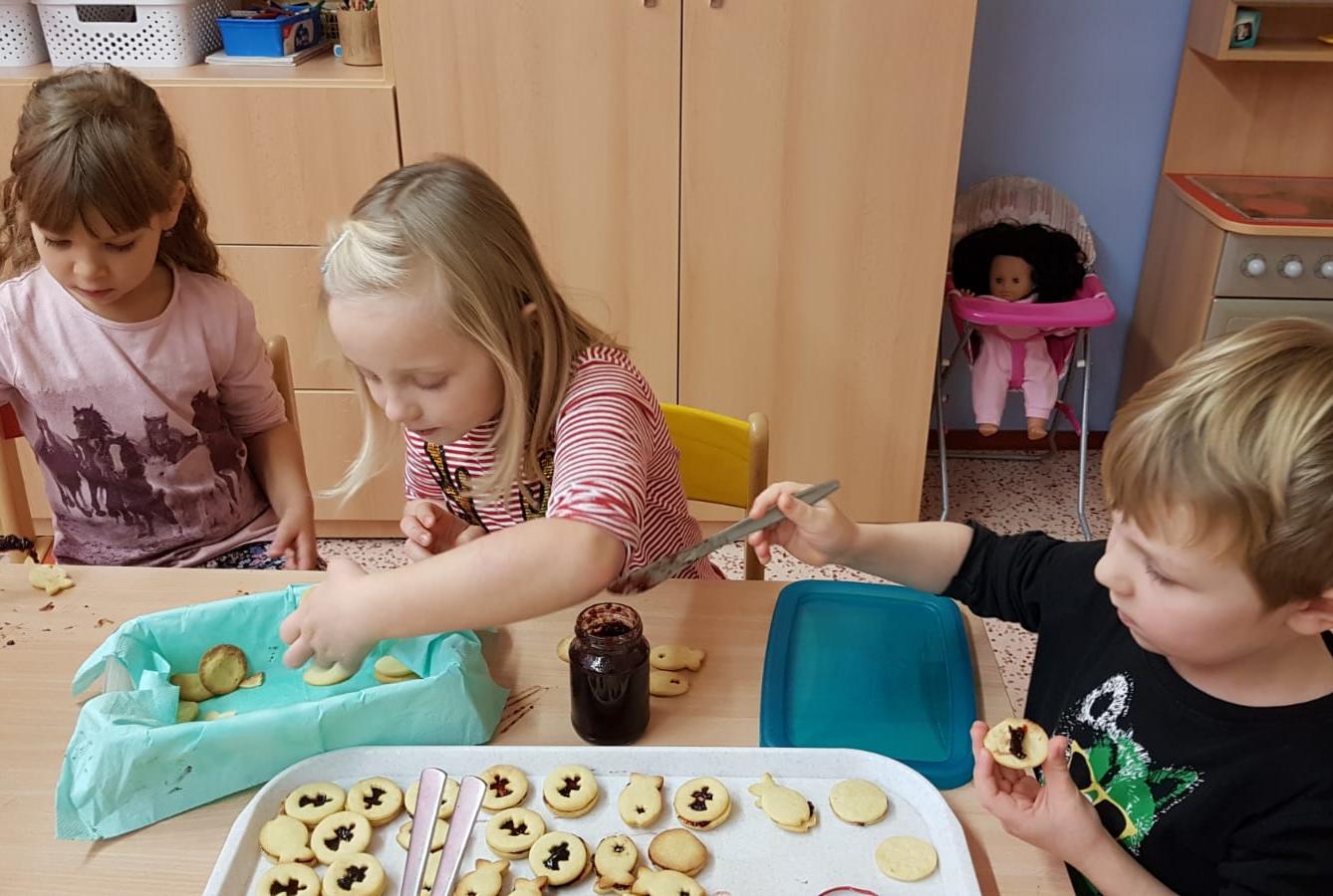 Zdobení perníčků a slepování lineckého - 6