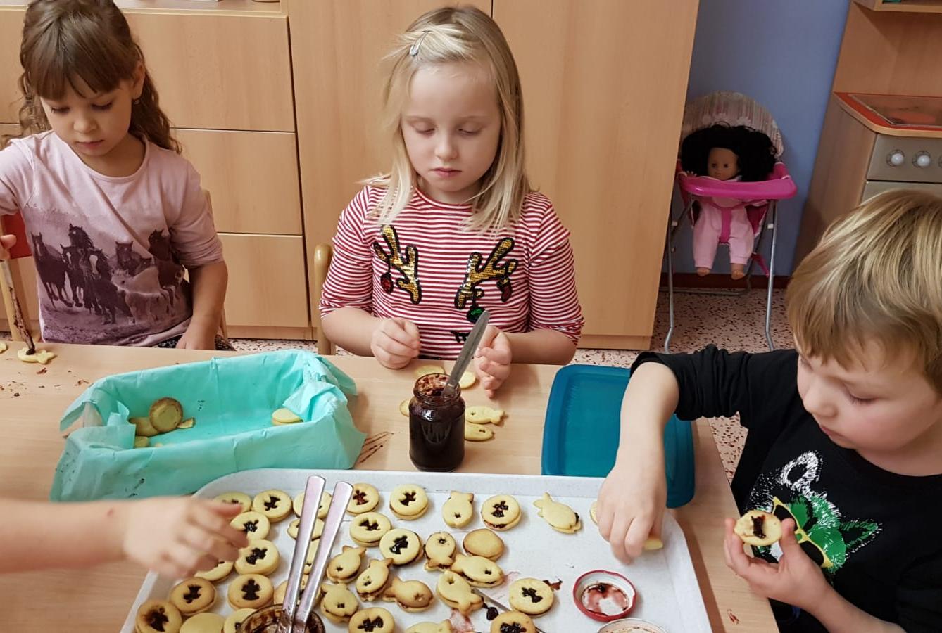 Zdobení perníčků a slepování lineckého - 17