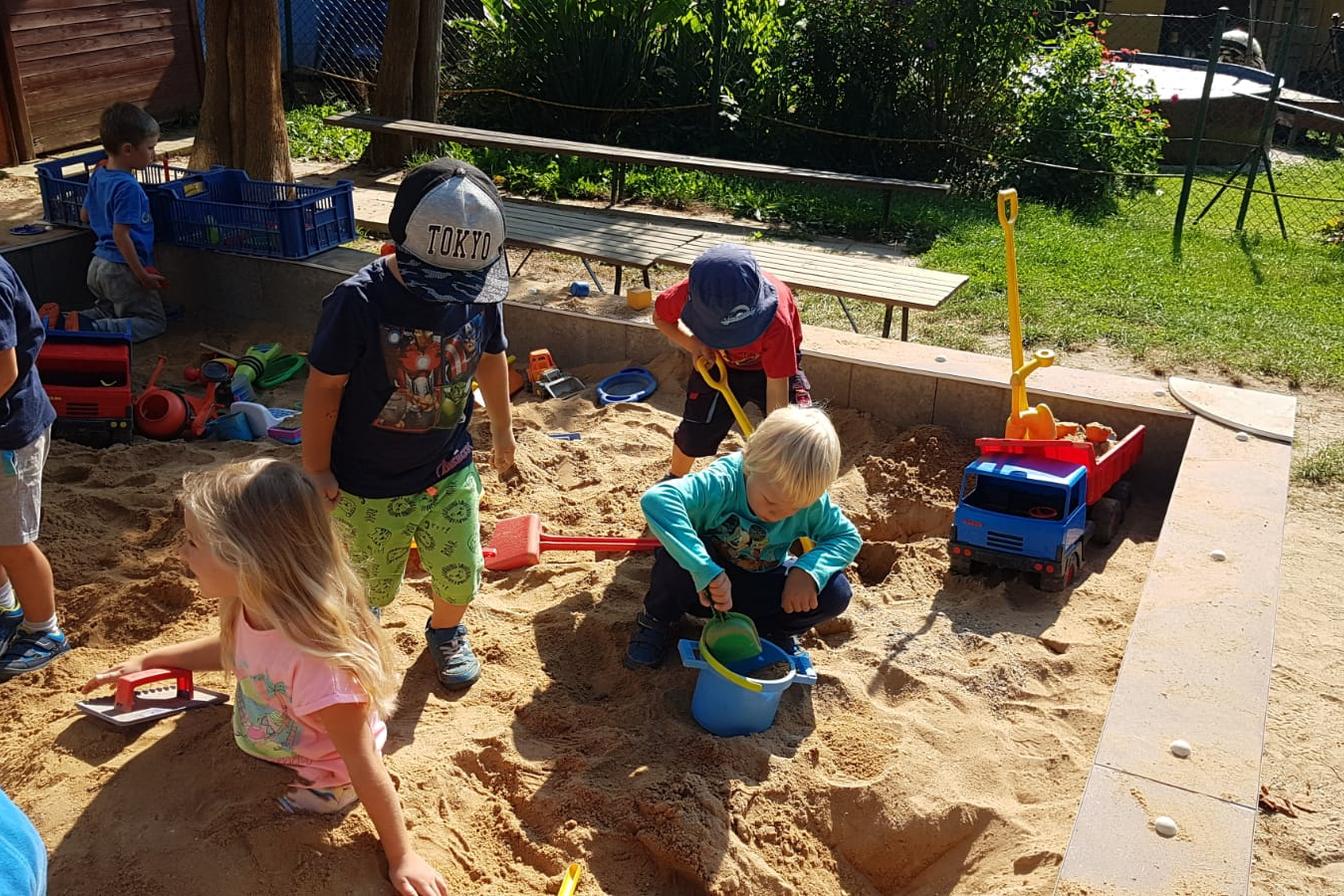 Užíváme si na zahradě!!!!