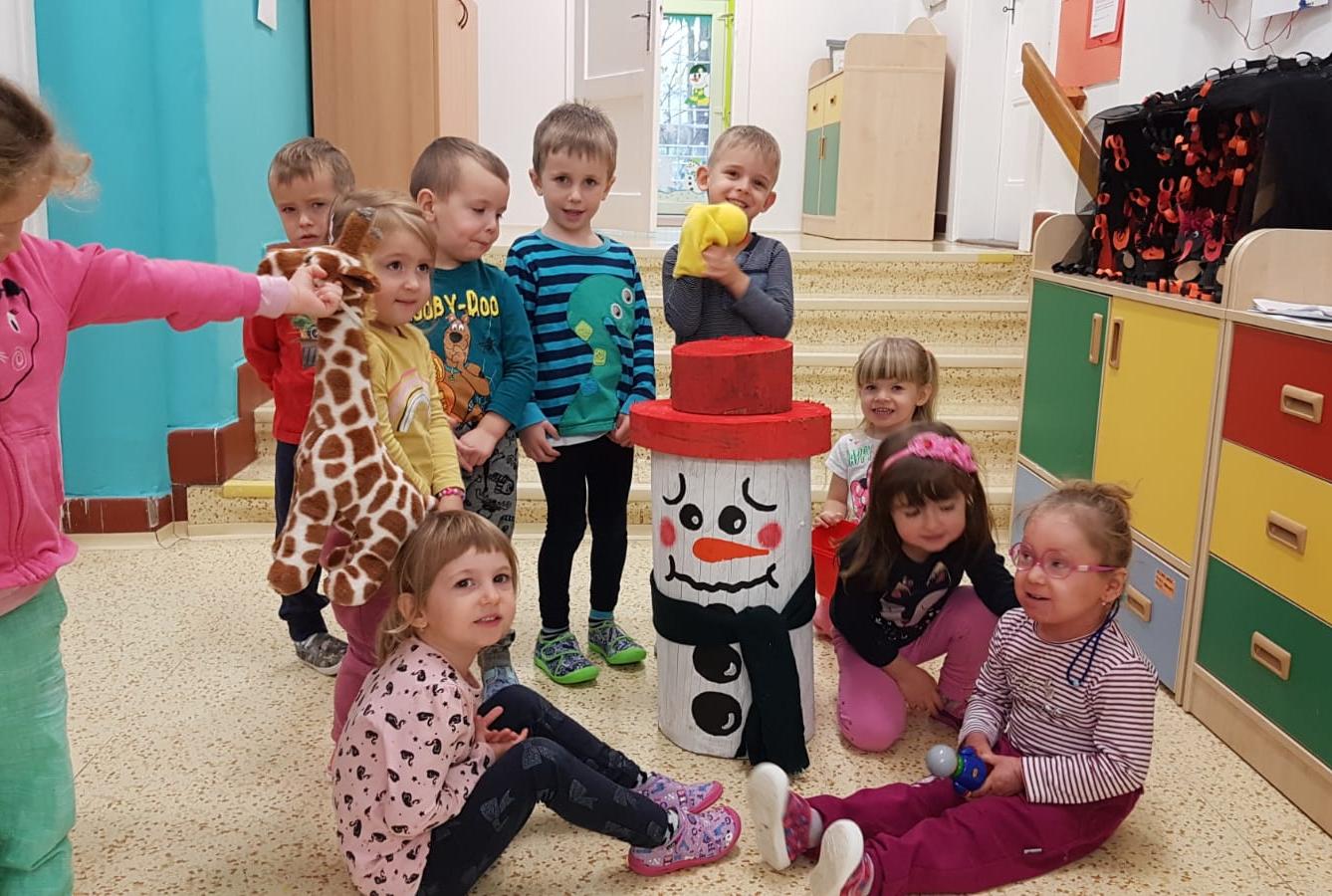 Broučci: "čertoviny", vycházka k Betlému, výroba sněhuláčka - 8