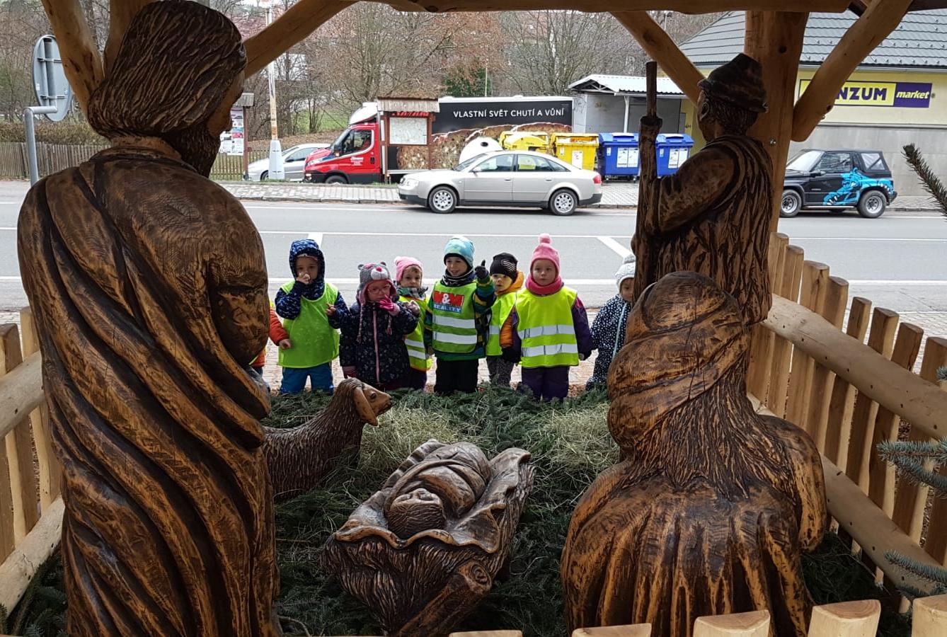 Broučci: "čertoviny", vycházka k Betlému, výroba sněhuláčka - 12