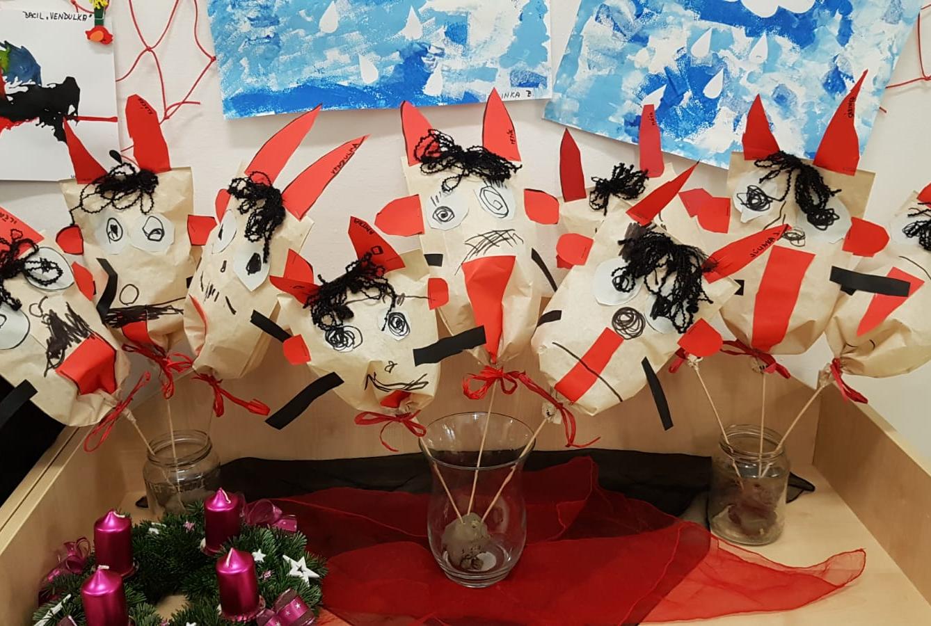 Broučci: "čertoviny", vycházka k Betlému, výroba sněhuláčka - 14