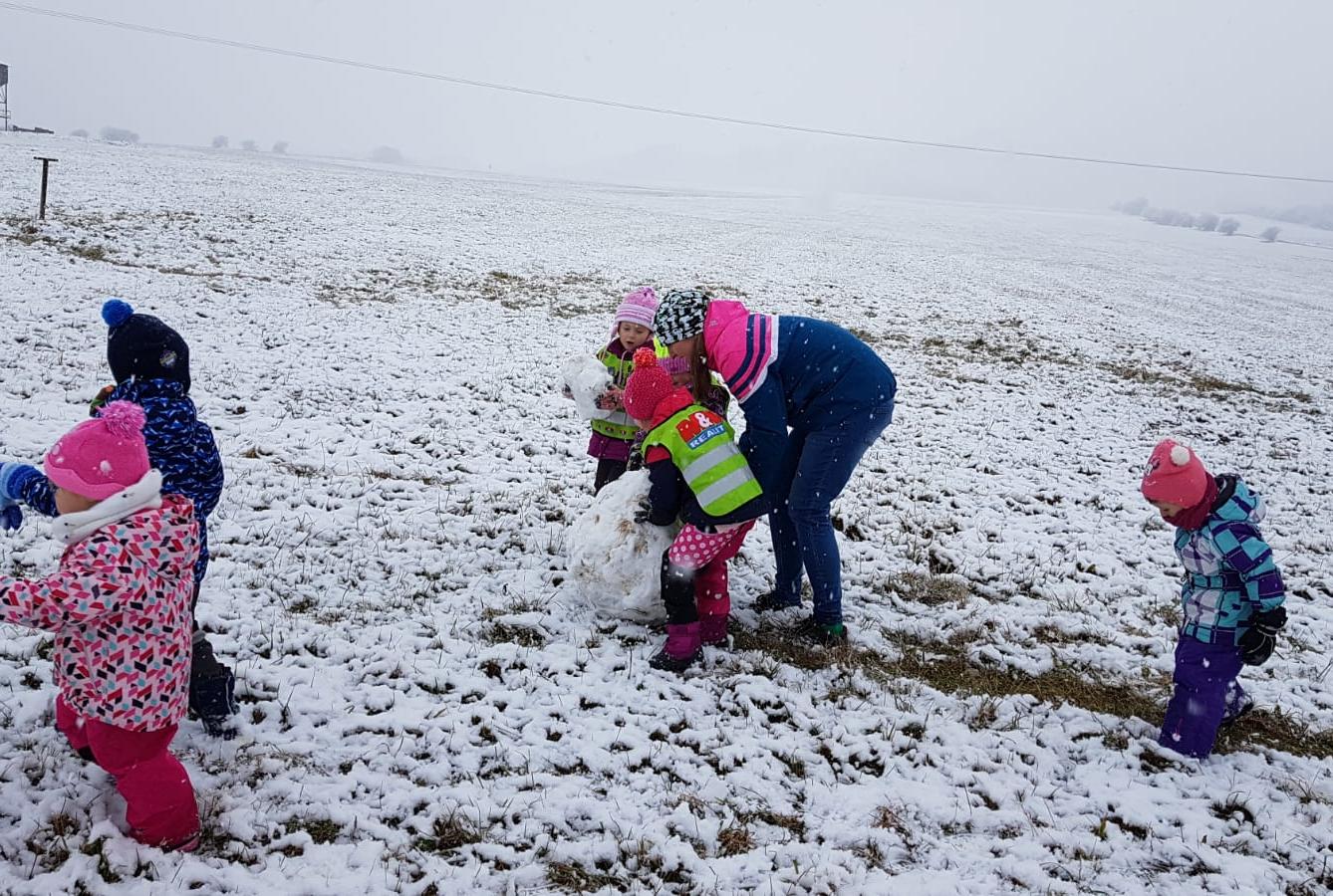 Broučci: užíváme si prvního sněhu a stavíme sněhuláky :-) - 1