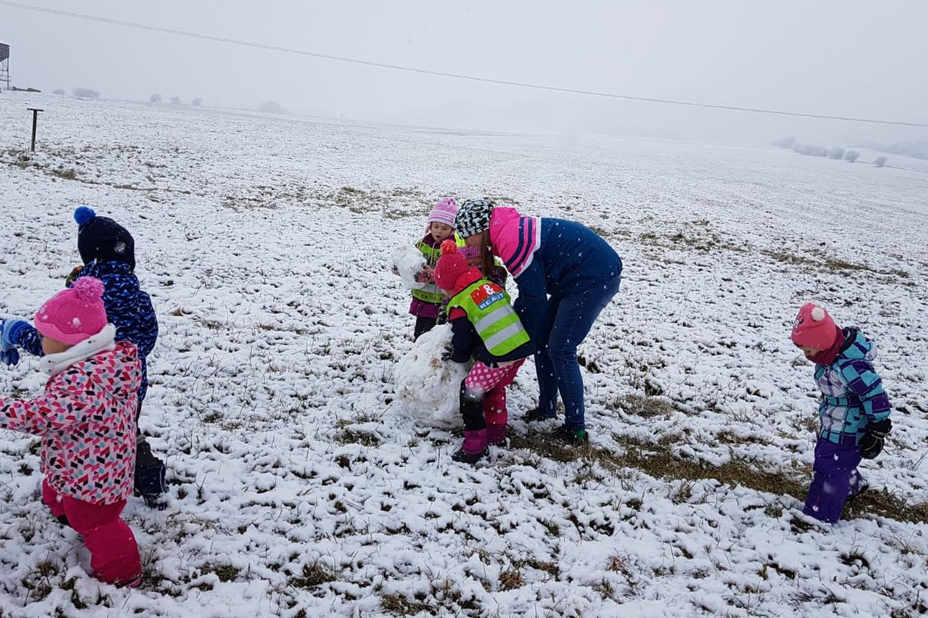 Broučci: užíváme si prvního sněhu a stavíme sněhuláky :-)