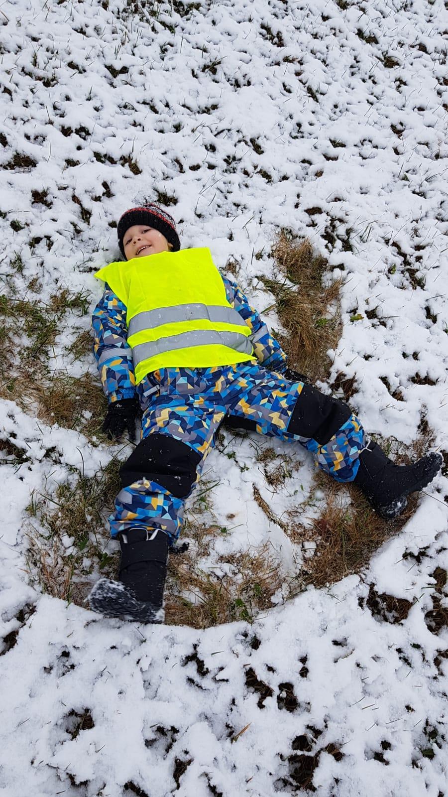 Broučci: užíváme si prvního sněhu a stavíme sněhuláky :-) - 2