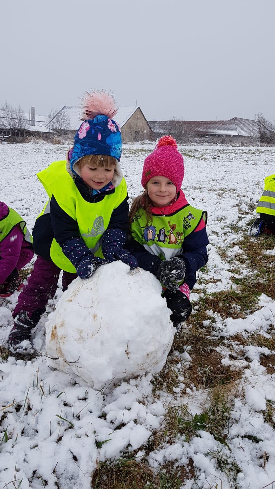 Broučci: užíváme si prvního sněhu a stavíme sněhuláky :-) - 3