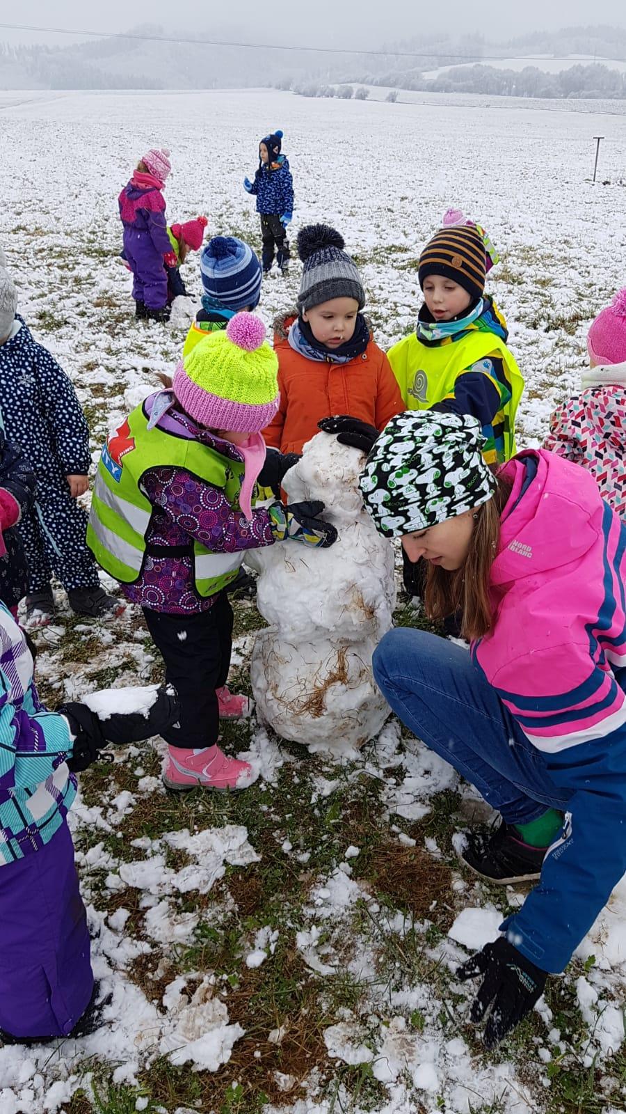 Broučci: užíváme si prvního sněhu a stavíme sněhuláky :-) - 4