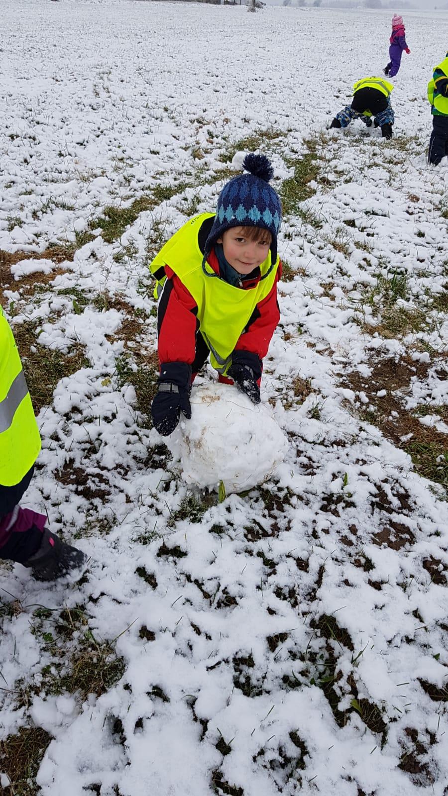 Broučci: užíváme si prvního sněhu a stavíme sněhuláky :-) - 6