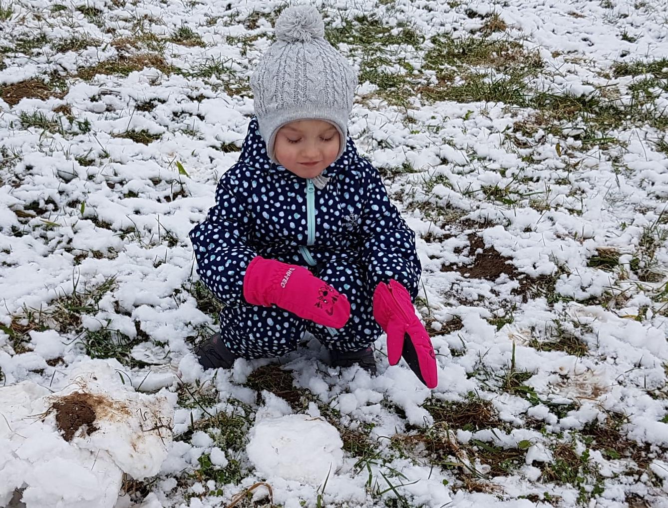 Broučci: užíváme si prvního sněhu a stavíme sněhuláky :-) - 7