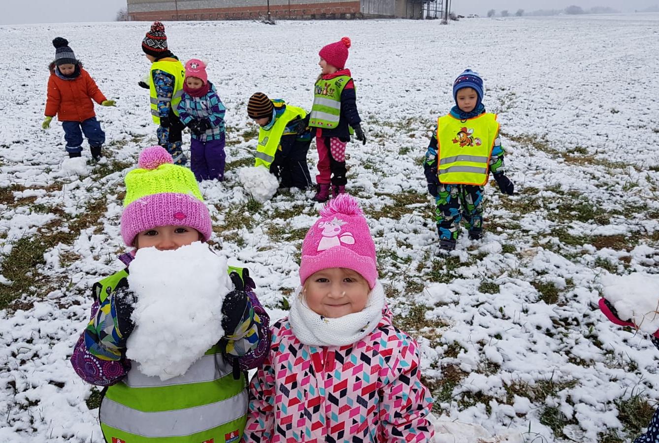 Broučci: užíváme si prvního sněhu a stavíme sněhuláky :-) - 8