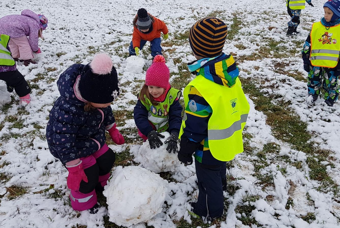 Broučci: užíváme si prvního sněhu a stavíme sněhuláky :-) - 9