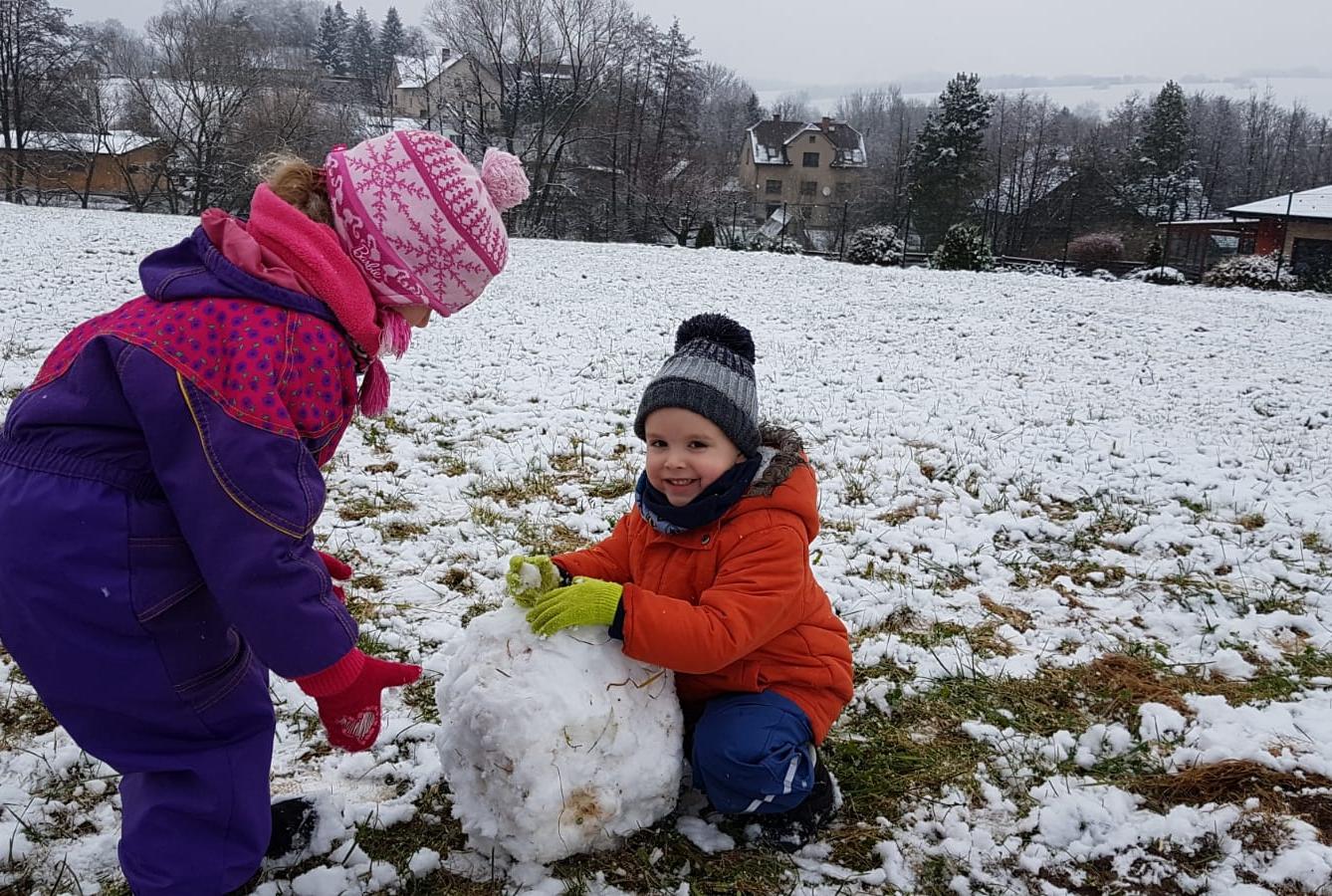 Broučci: užíváme si prvního sněhu a stavíme sněhuláky :-) - 11