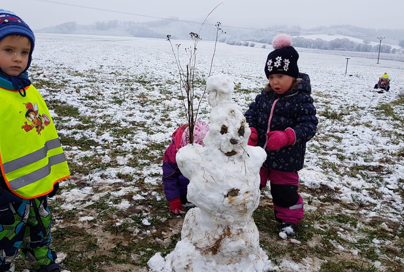 Broučci: užíváme si prvního sněhu a stavíme sněhuláky :-) - 12