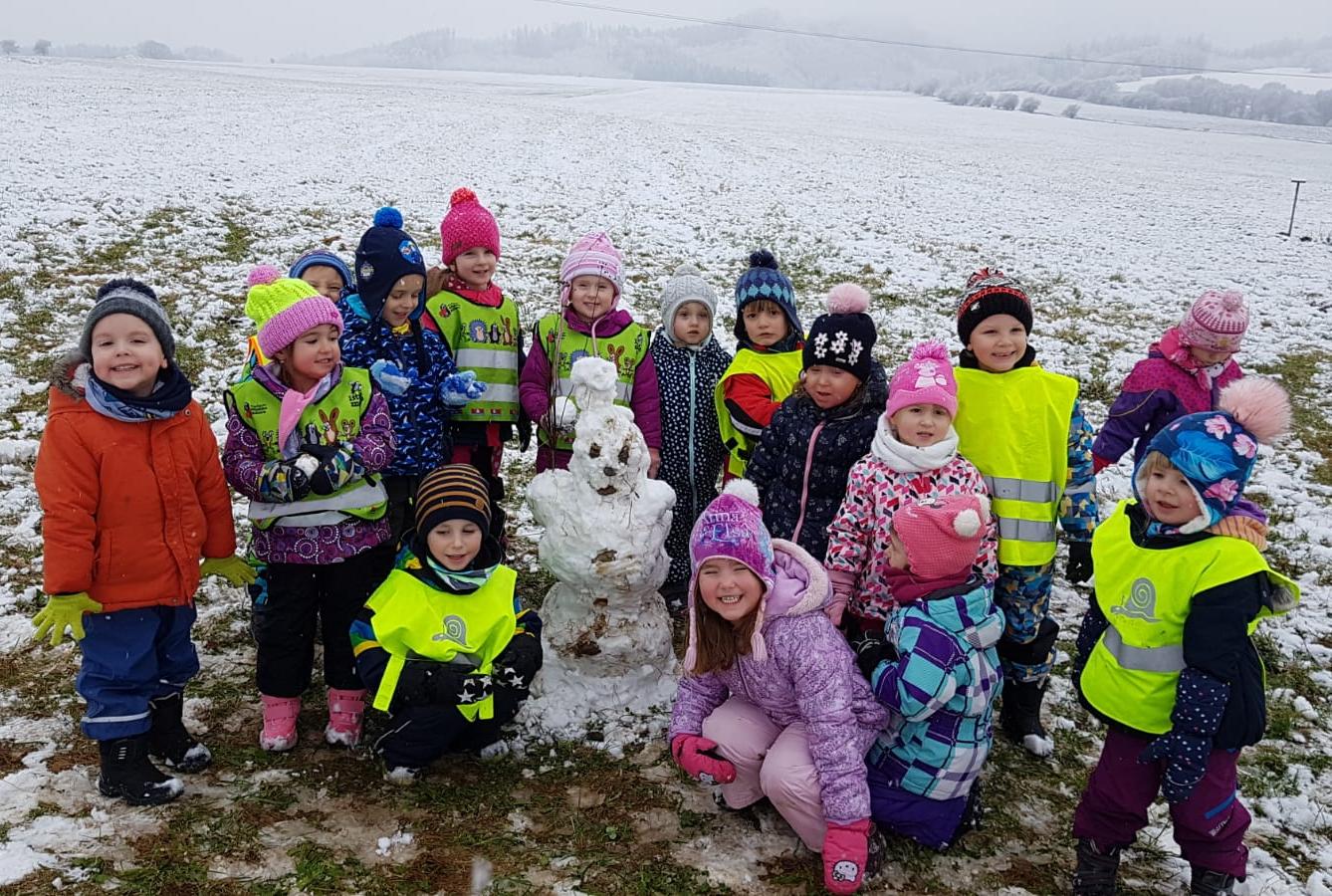 Broučci: užíváme si prvního sněhu a stavíme sněhuláky :-) - 13