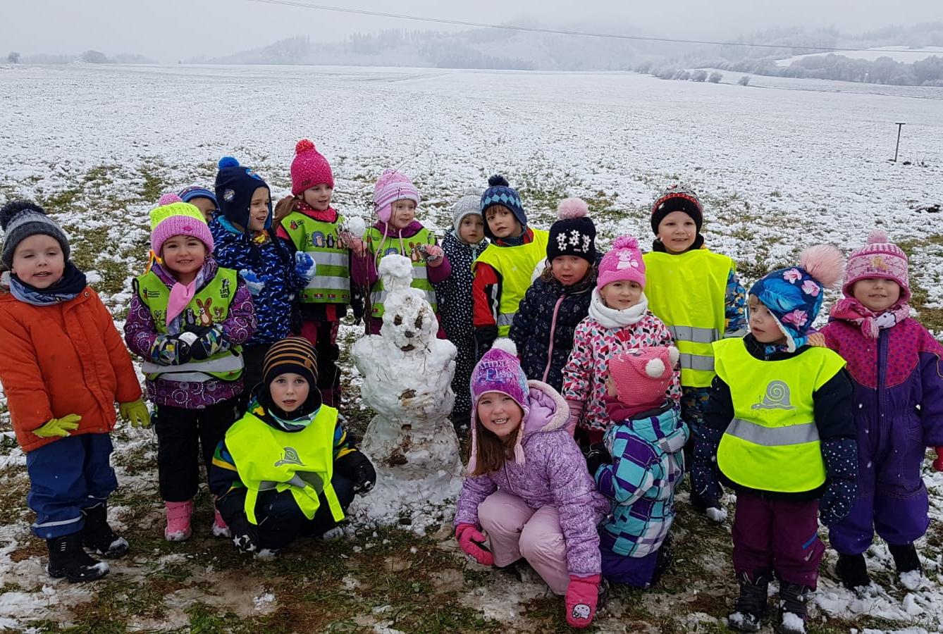 Broučci: užíváme si prvního sněhu a stavíme sněhuláky :-) - 14