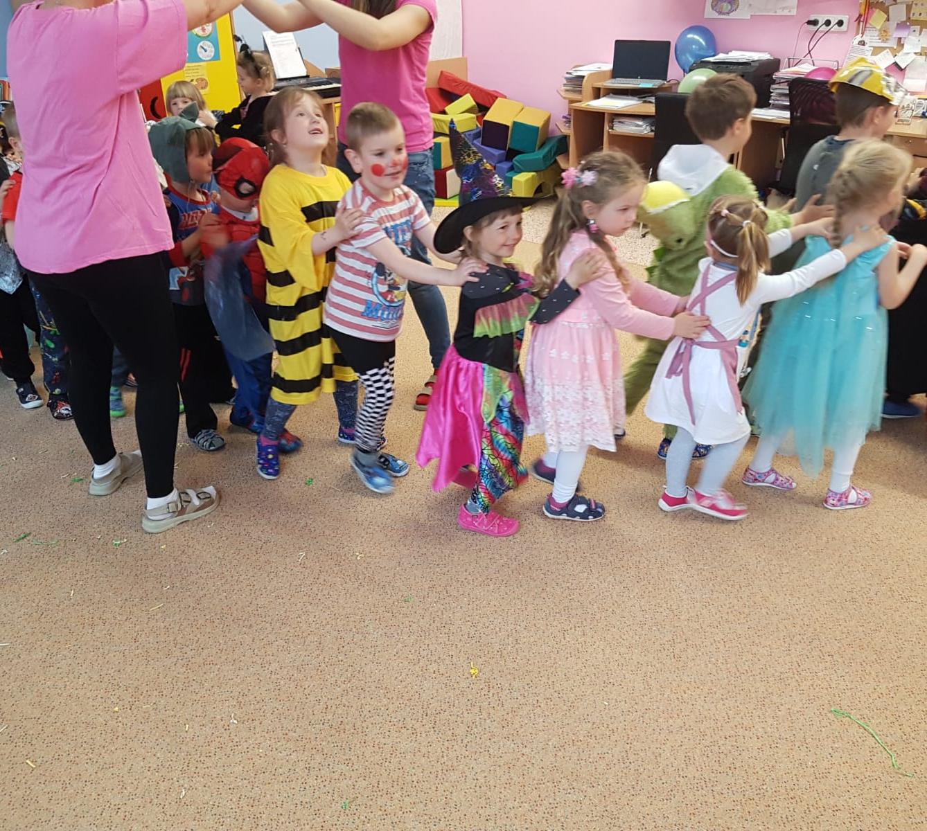 Karnevalové dopoledne v MŠ :-) - 23