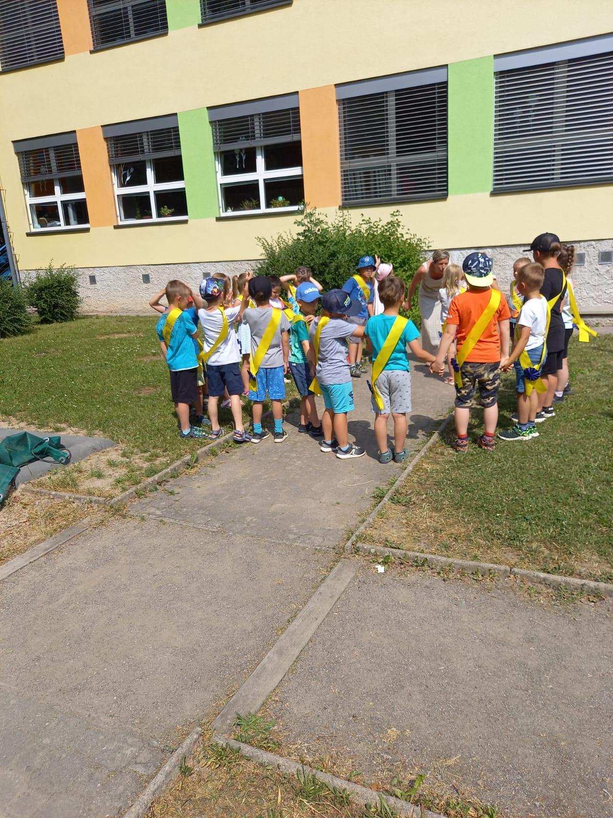 Pasování předškoláčků na prvňáčky a dopolední hry v ZŠ :-) - 3