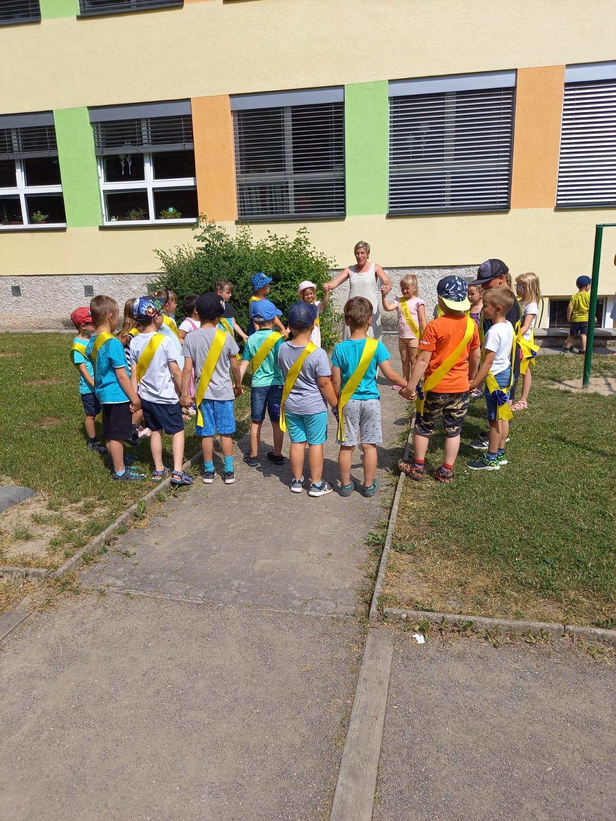 Pasování předškoláčků na prvňáčky a dopolední hry v ZŠ :-) - 6