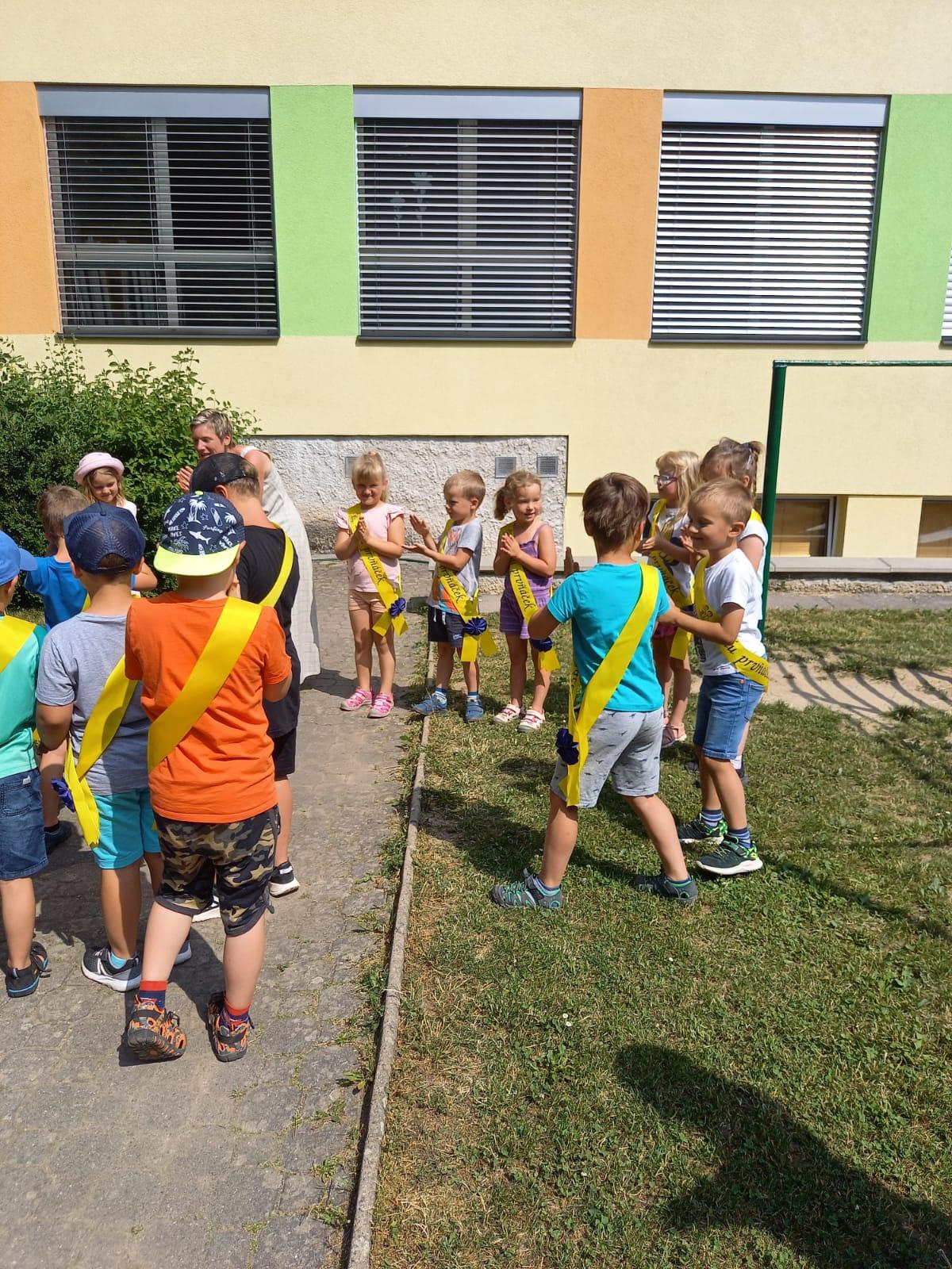 Pasování předškoláčků na prvňáčky a dopolední hry v ZŠ :-) - 10