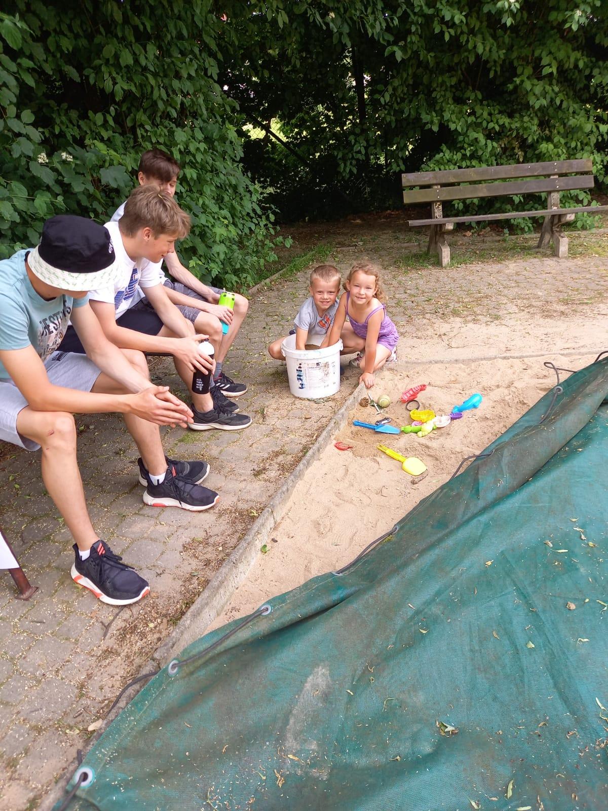 Pasování předškoláčků na prvňáčky a dopolední hry v ZŠ :-) - 23