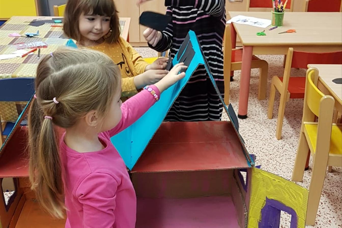 Broučci: vyrábíme domeček pro panenky :)