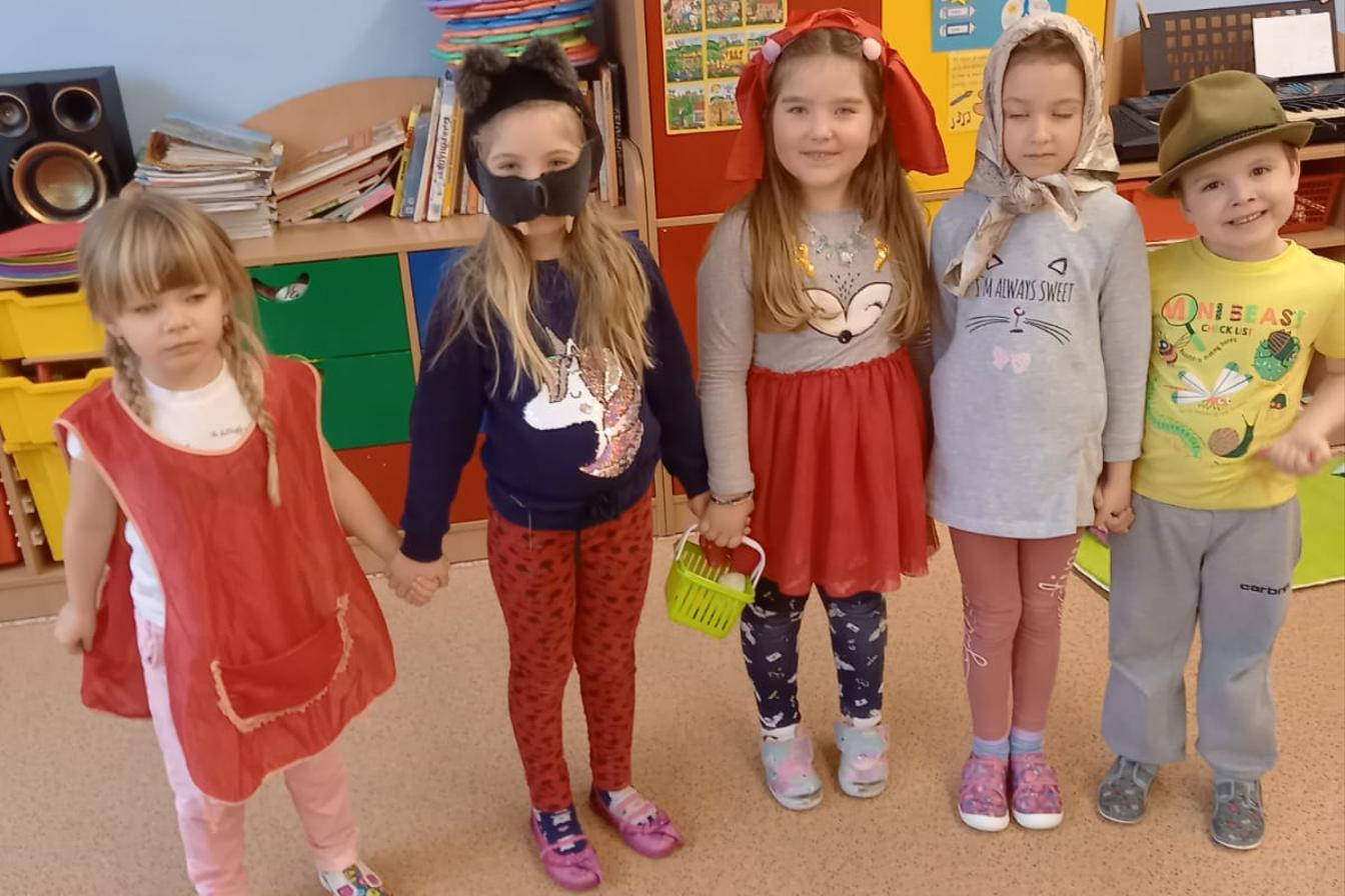 Dramatizace pohádky: "ČERVENÁ KARKULKA" :-)