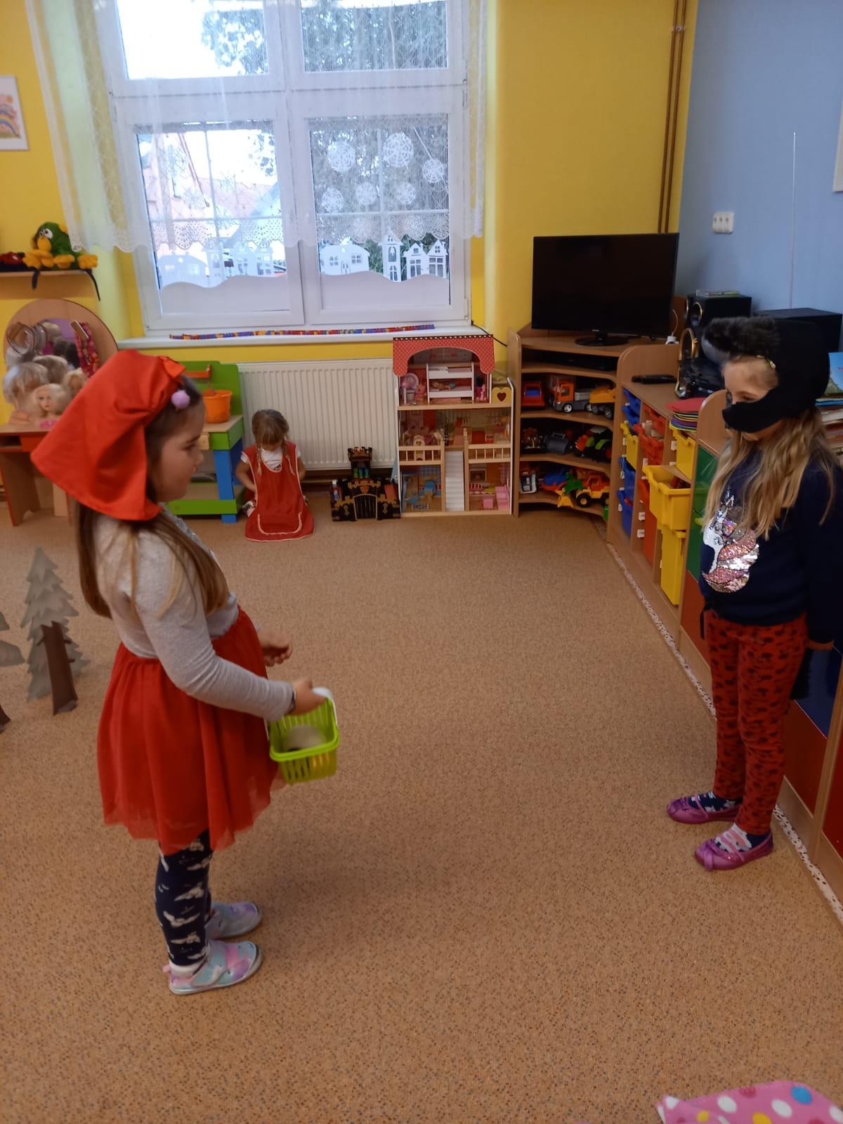 Dramatizace pohádky: "ČERVENÁ KARKULKA" :-) - 2