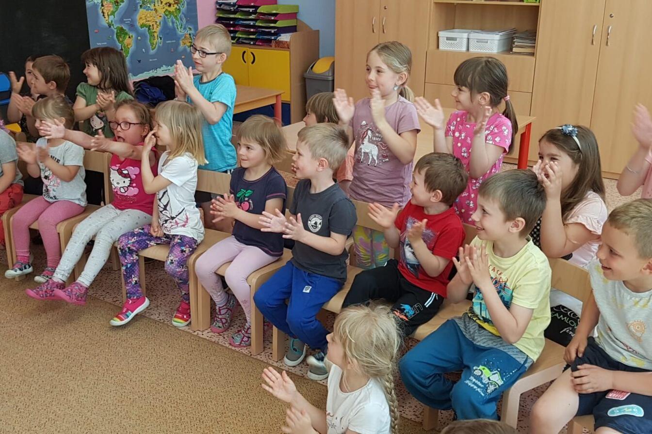 divadélko-Jak pejsek a kočička myli podlahu