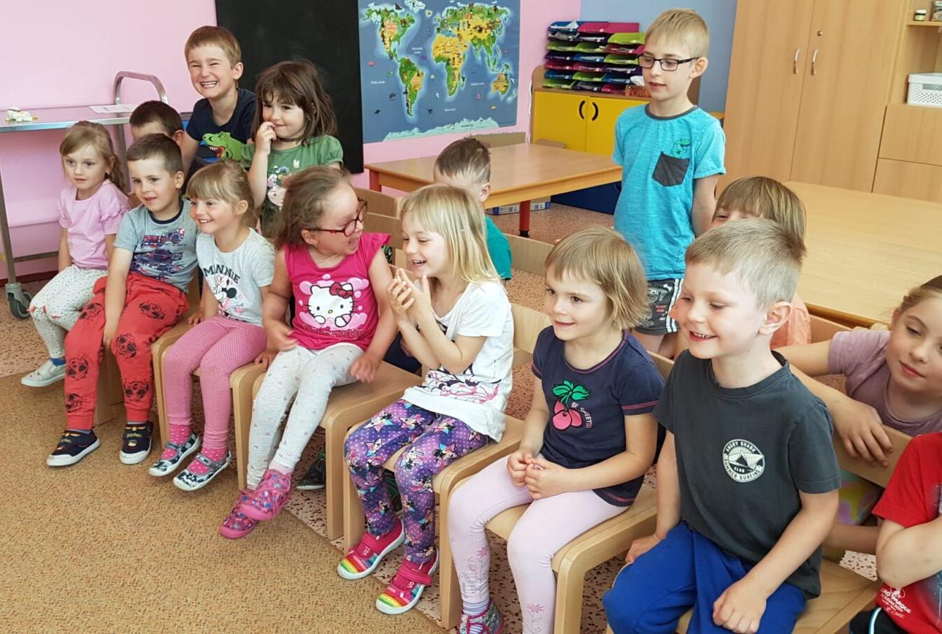 divadélko-Jak pejsek a kočička myli podlahu - 11