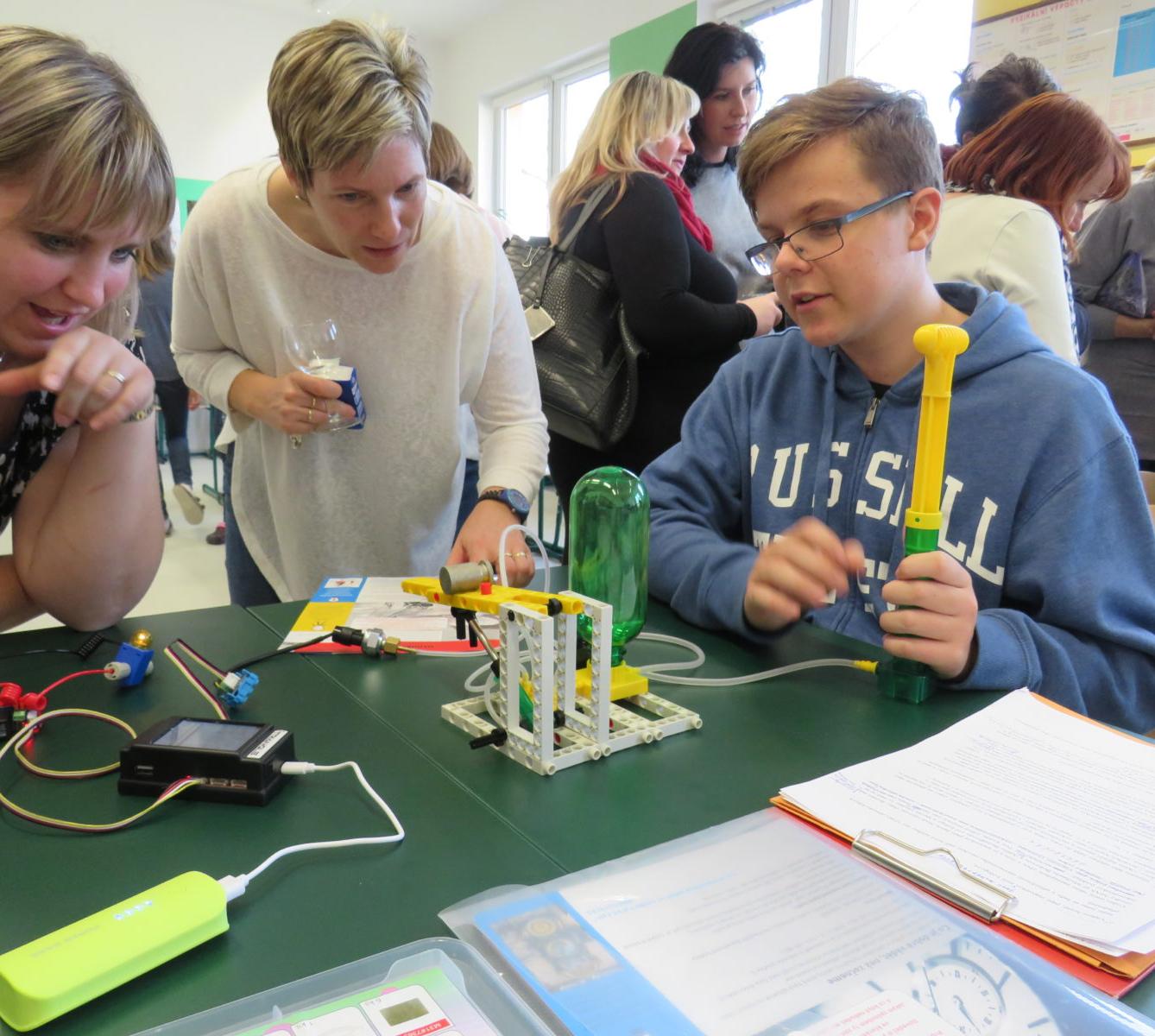 Slavnostní otevření modernizované učebny F, Ch, Př - 14