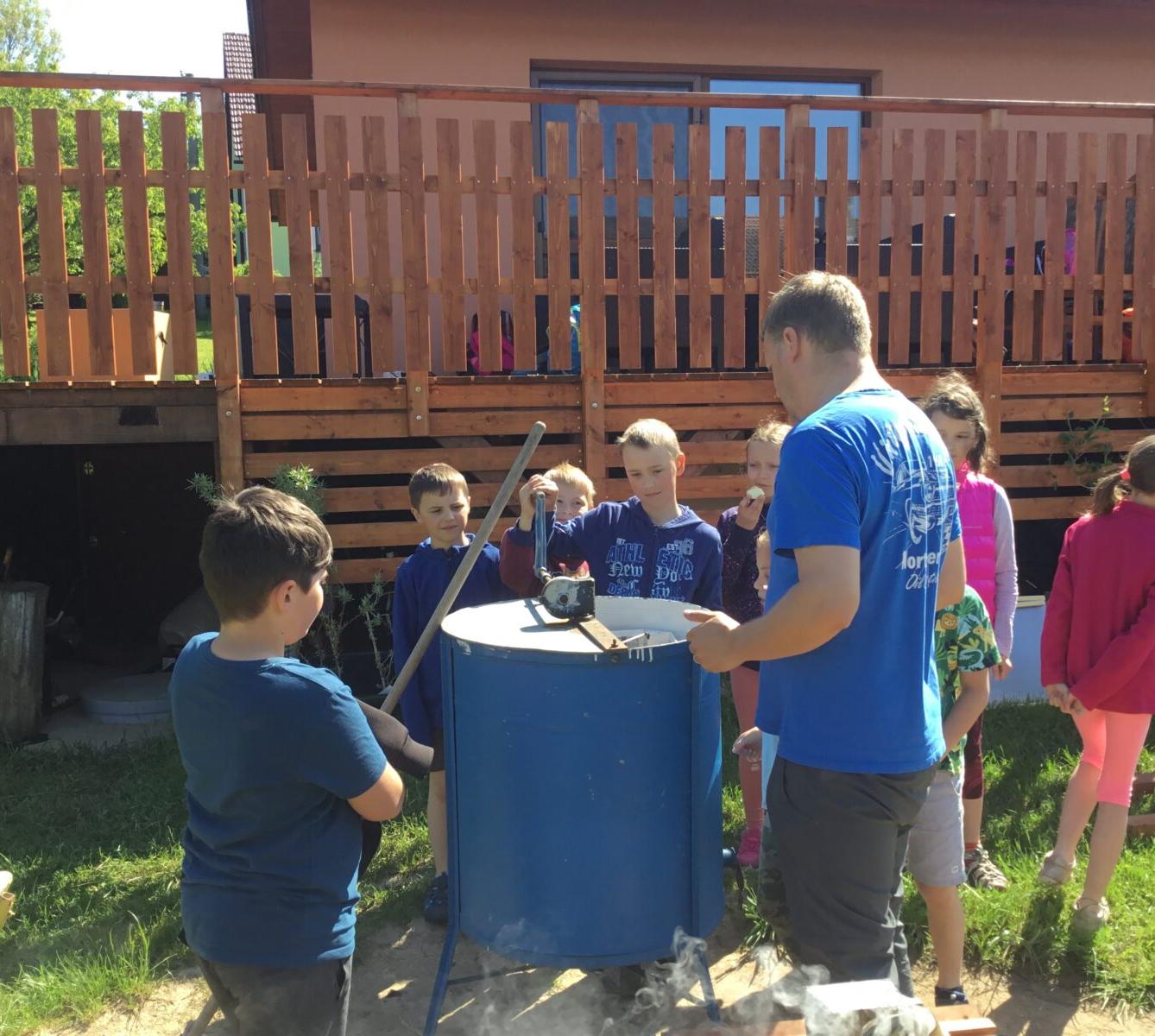 Dětský den a projektový "Den se včelami" ve třetí třídě - 23