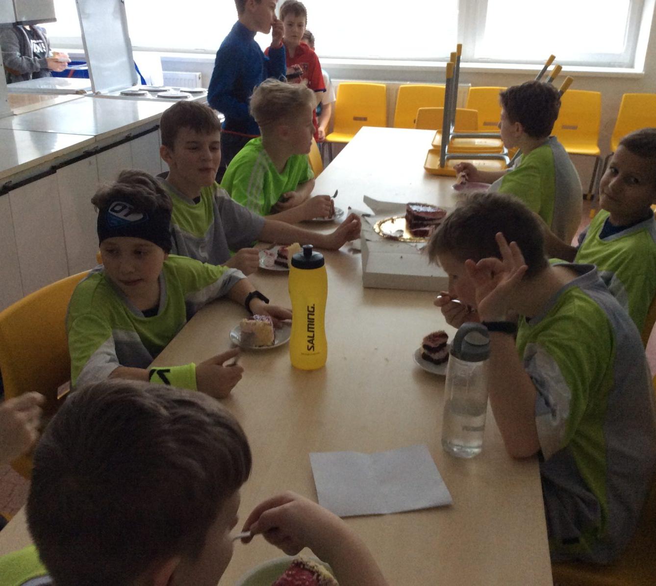 Vítězství a postup nejmladších florbalistů - 8