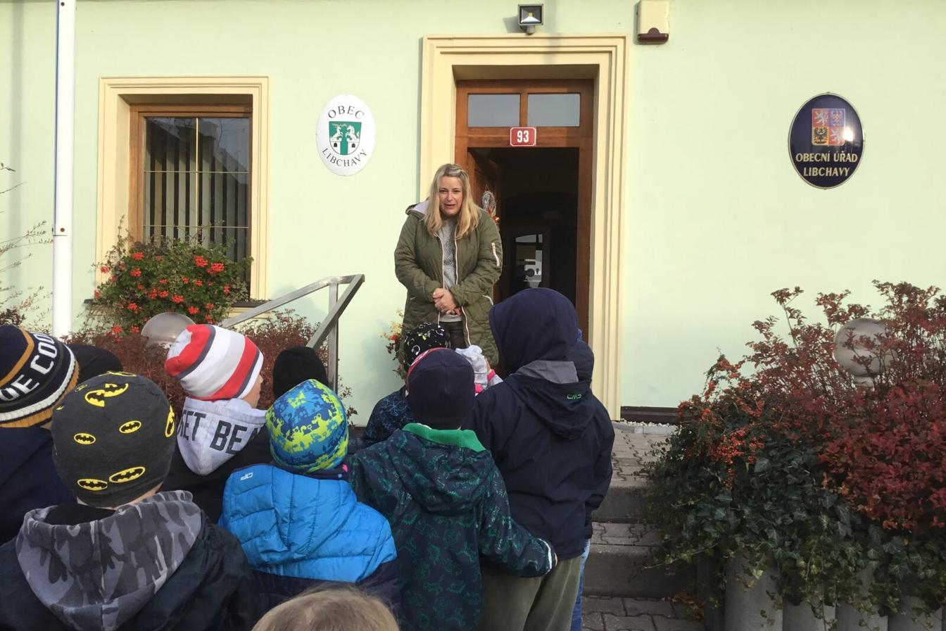 Prvňáčci v obecní knihovně