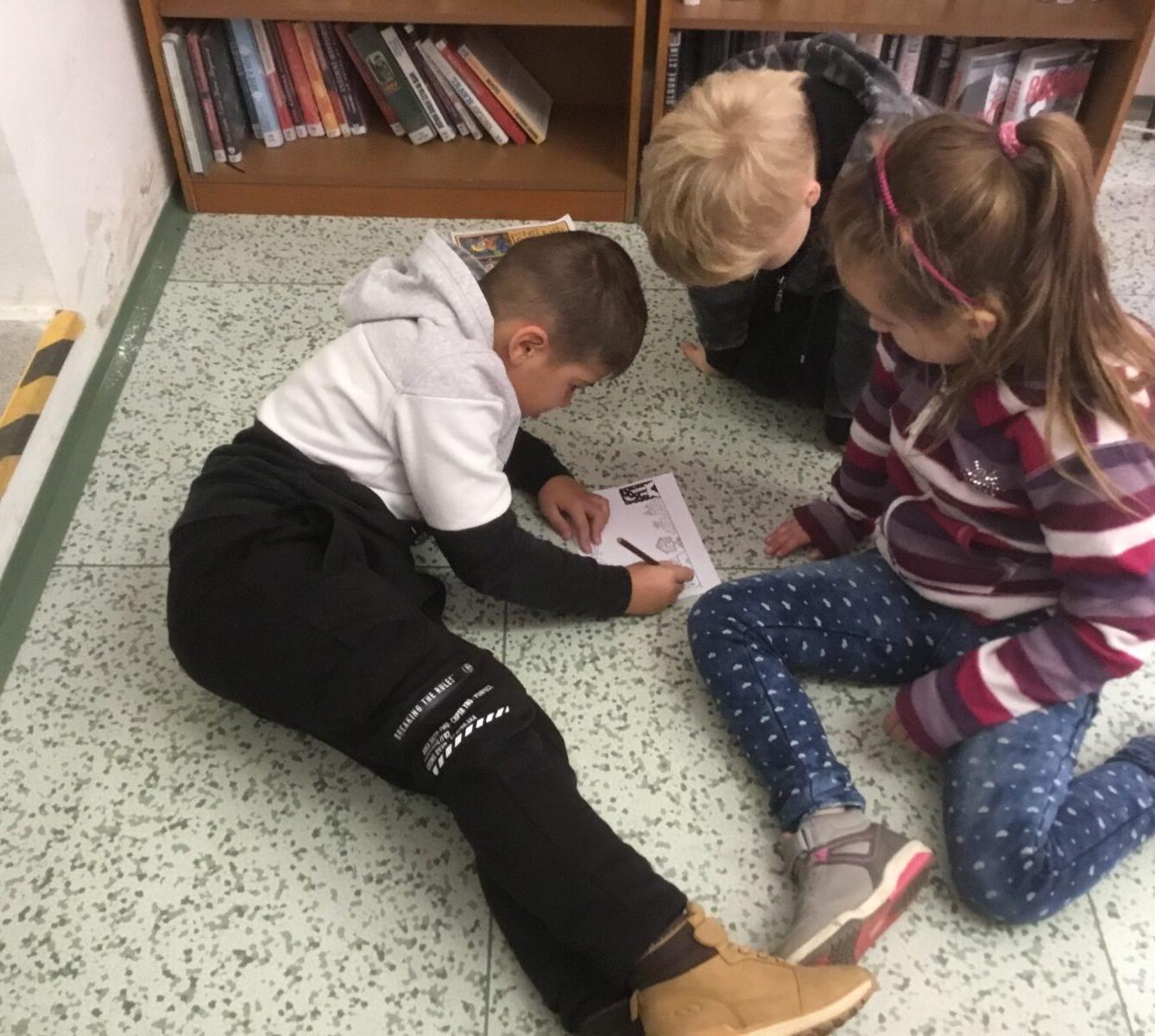 Prvňáčci v obecní knihovně - 9