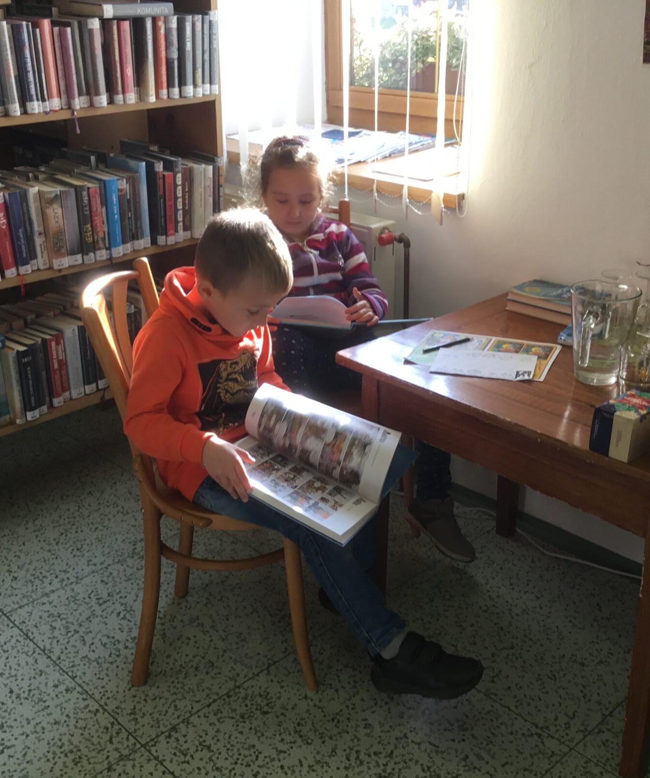 Prvňáčci v obecní knihovně - 12