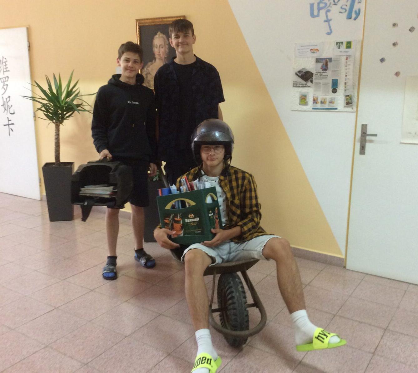 Den bez aktovek! - 18