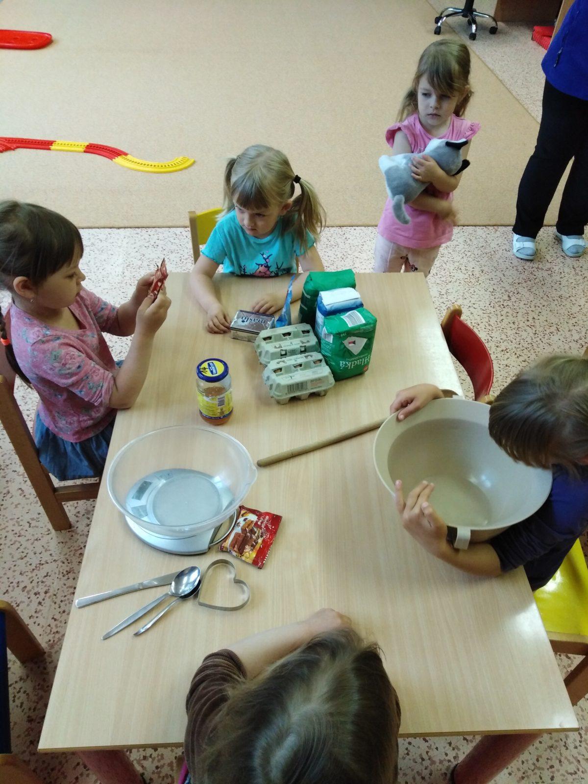 Pečení a zdobení perníčků pro maminky - 11