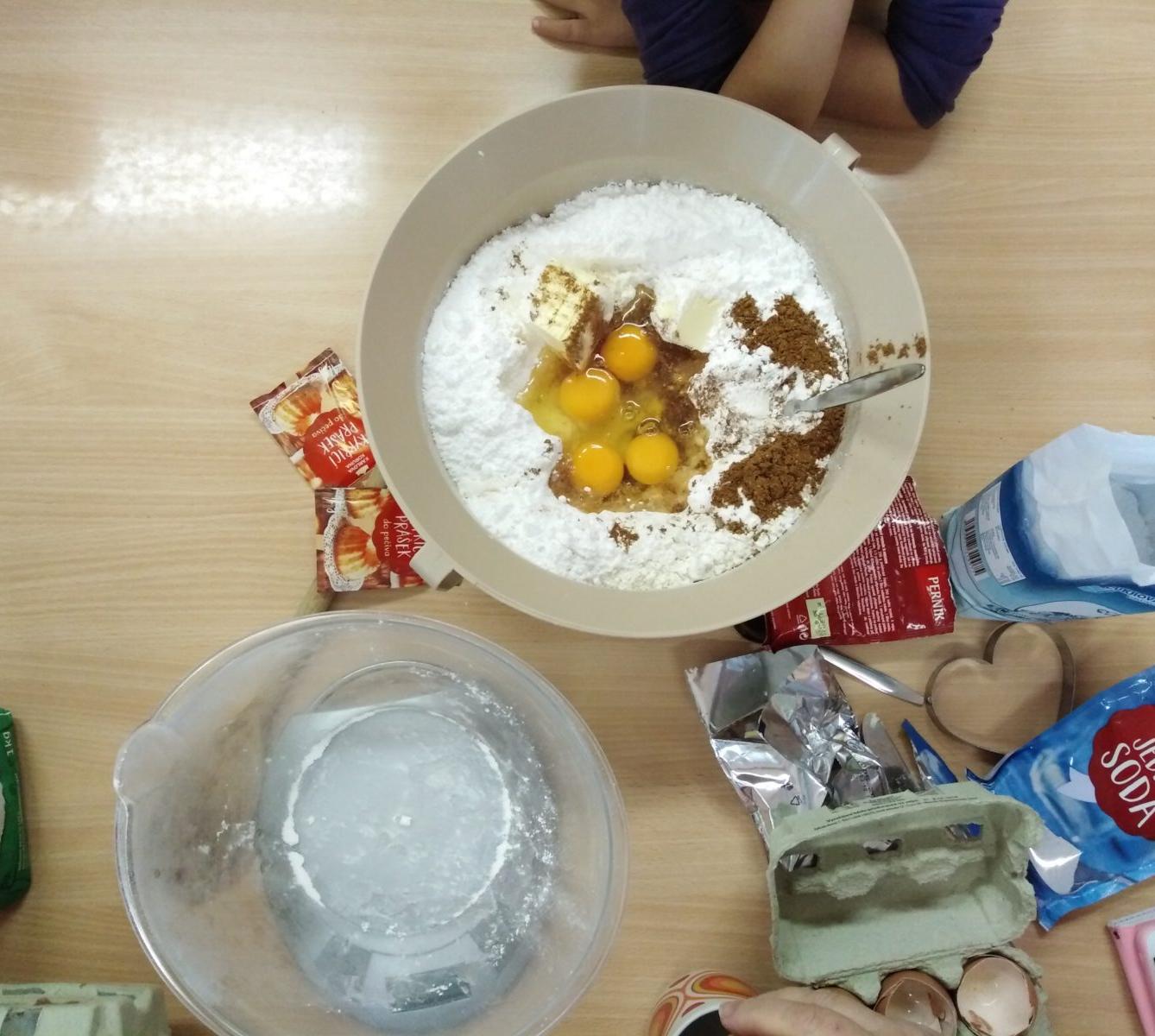 Pečení a zdobení perníčků pro maminky - 15