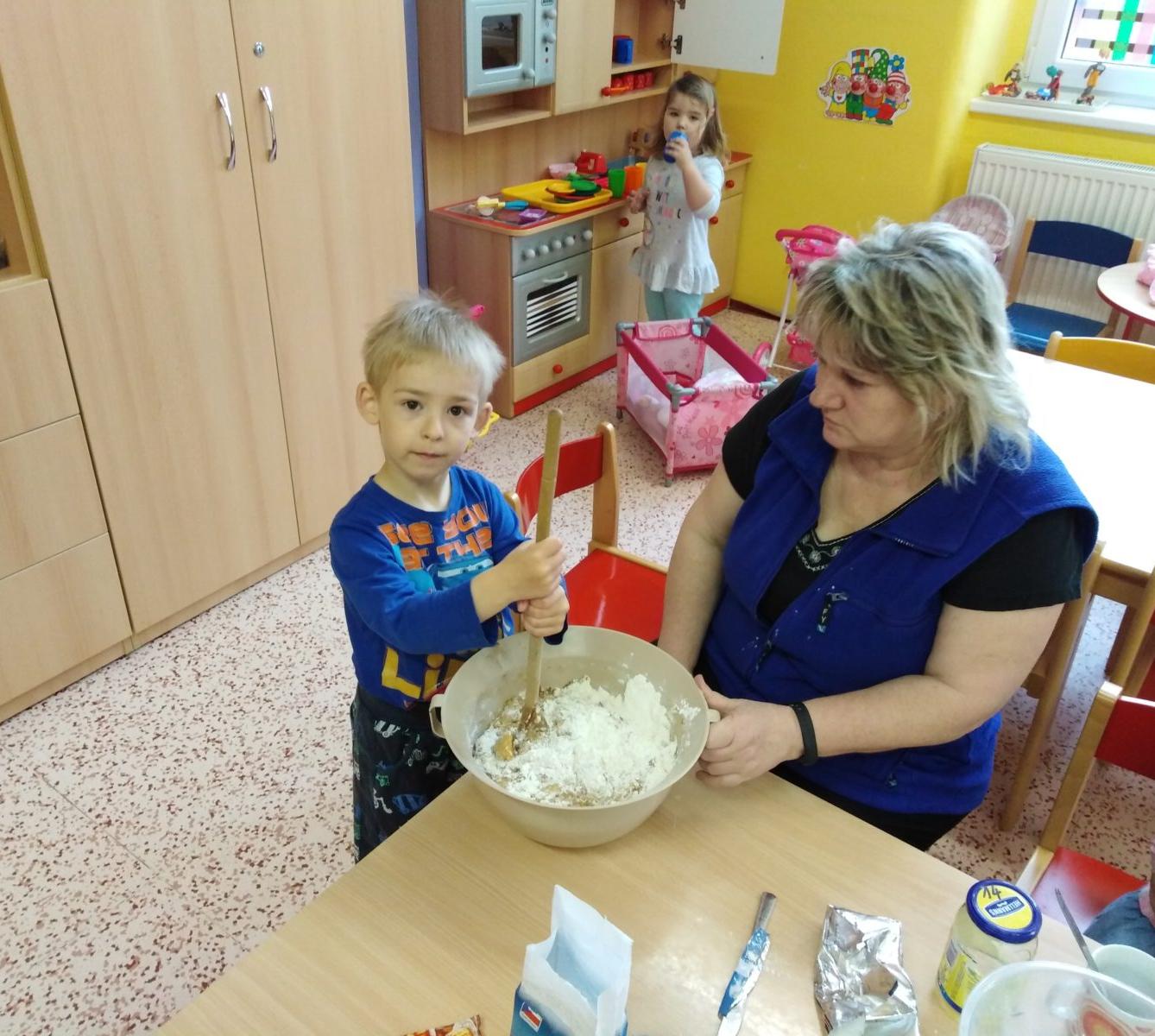 Pečení a zdobení perníčků pro maminky - 17