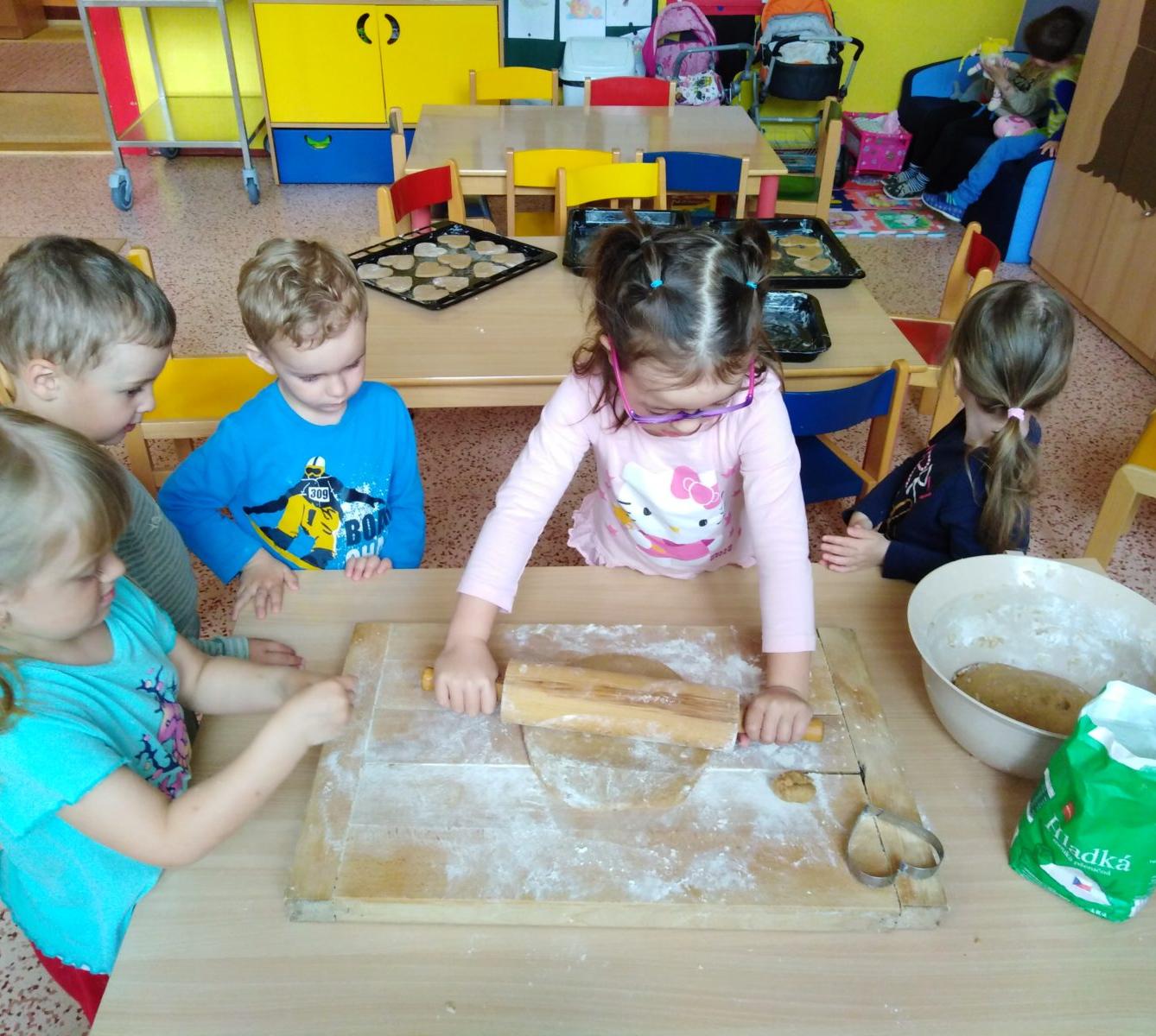 Pečení a zdobení perníčků pro maminky - 38