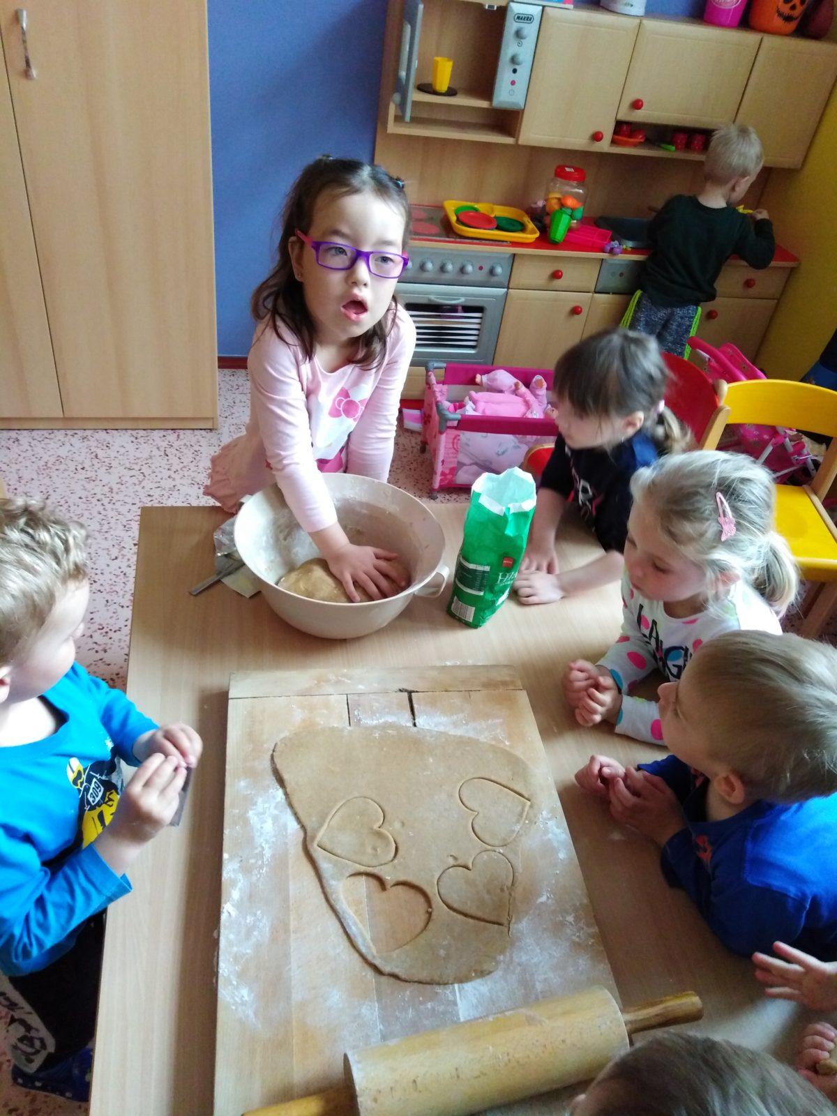 Pečení a zdobení perníčků pro maminky - 39