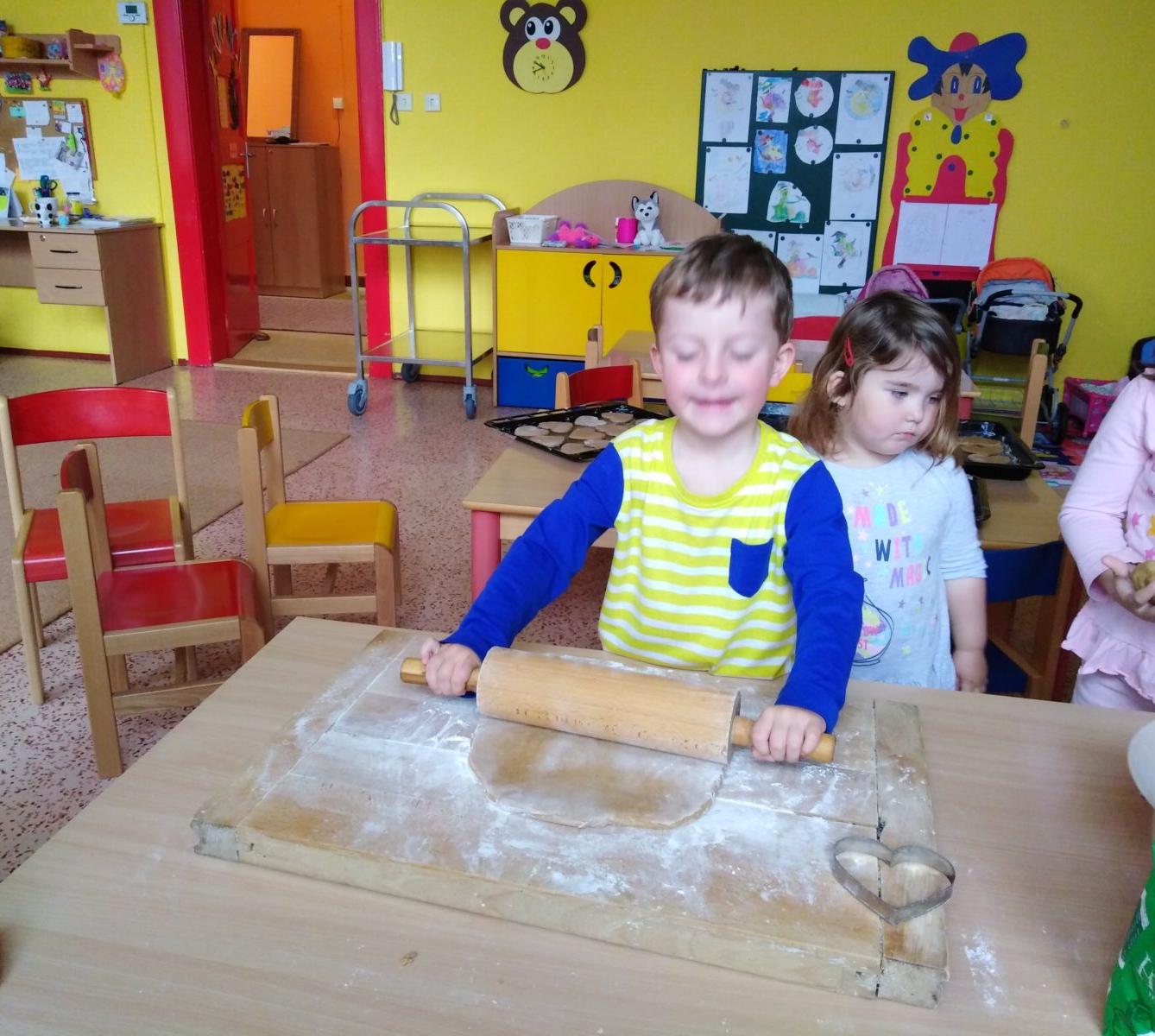 Pečení a zdobení perníčků pro maminky - 41