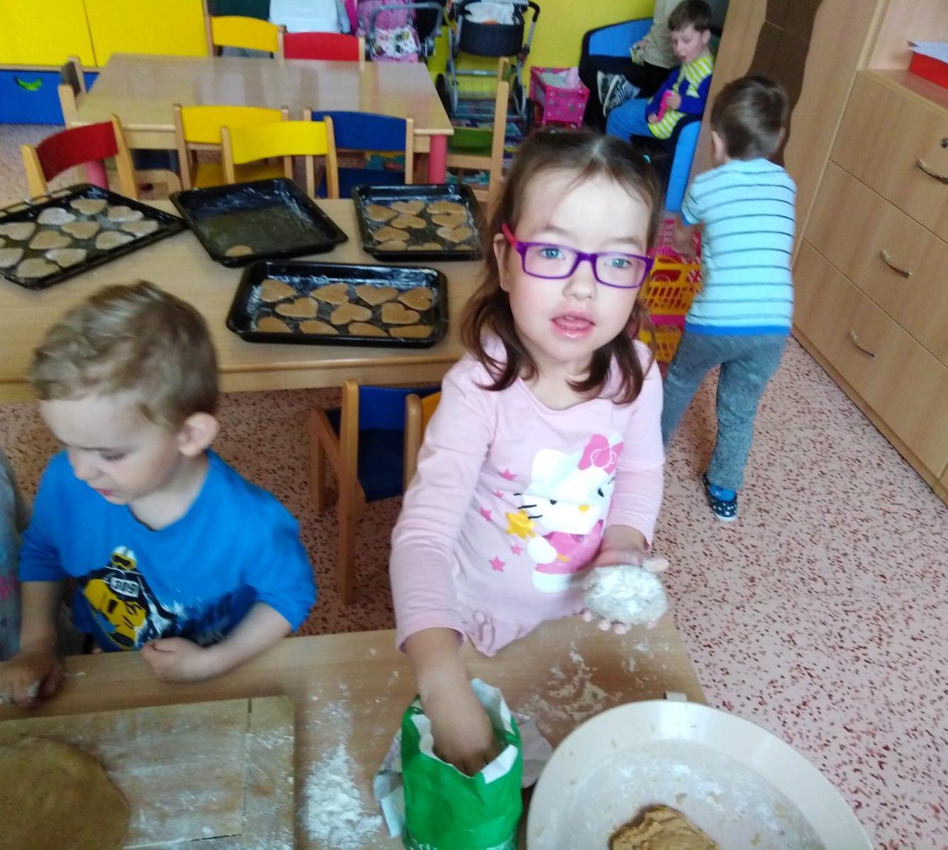 Pečení a zdobení perníčků pro maminky - 44