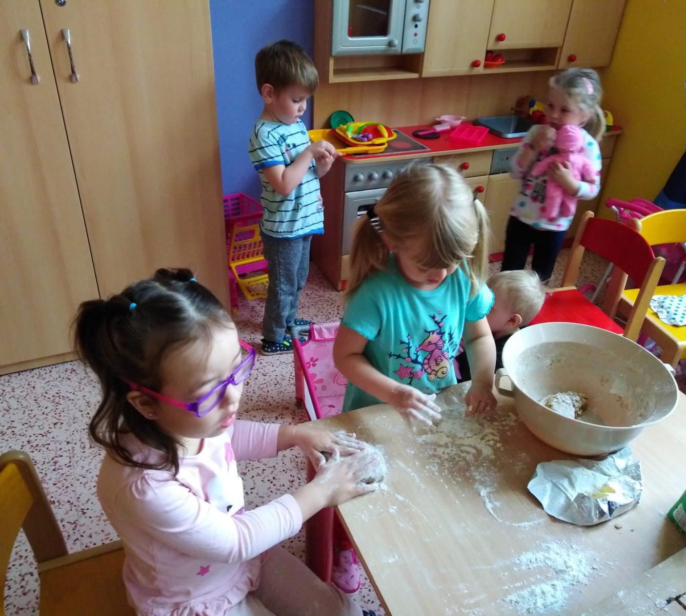 Pečení a zdobení perníčků pro maminky - 46